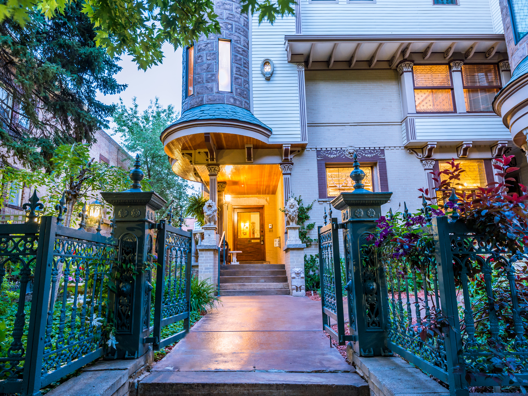 Residence No.101 located at 1022 Pearl Street in Capitol Hill, Denver. Listed by LIV Sotheby’s International Realty for $1,100,000.