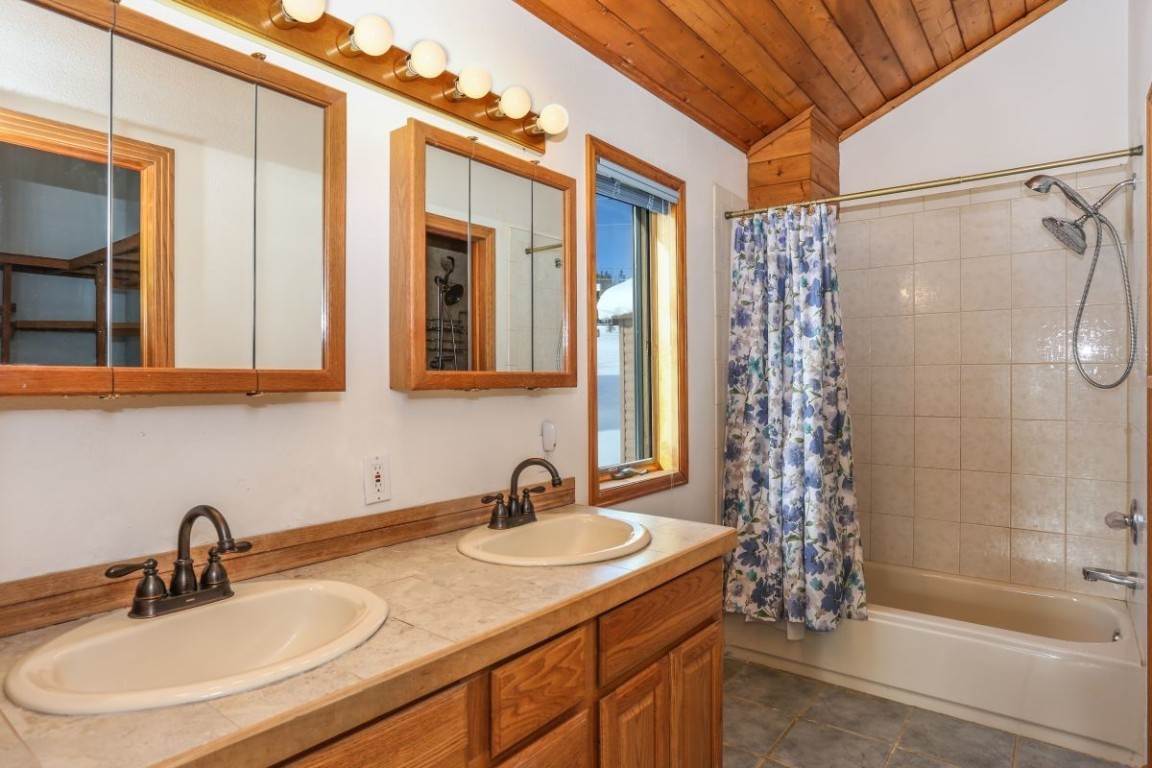 16. Single Family Homes for Active at 1318 Royal Buffalo Drive Silverthorne, Colorado 80498 United States
