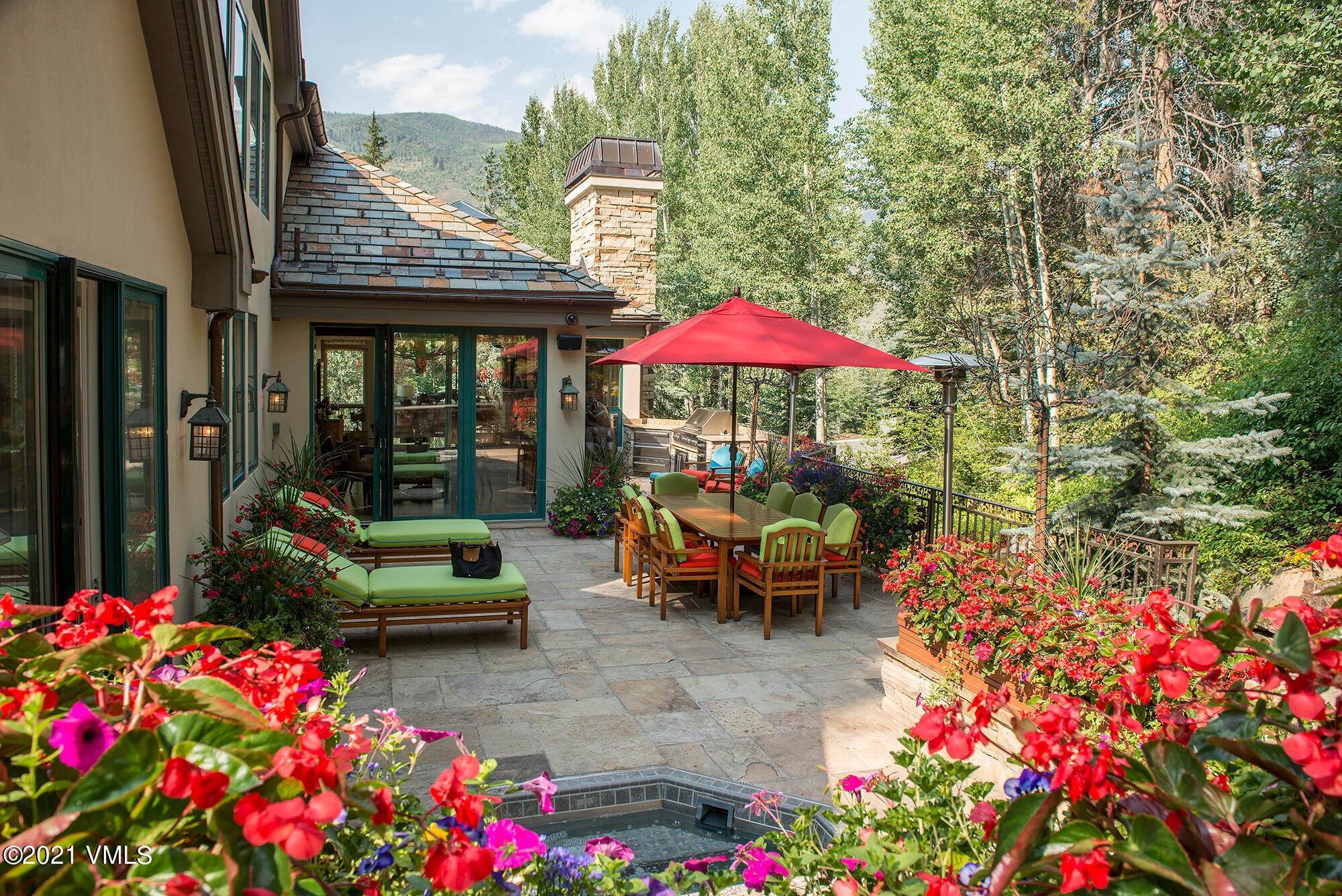 13. Multi-Family Homes for Active at 586 Forest Road Vail, Colorado 81657 United States
