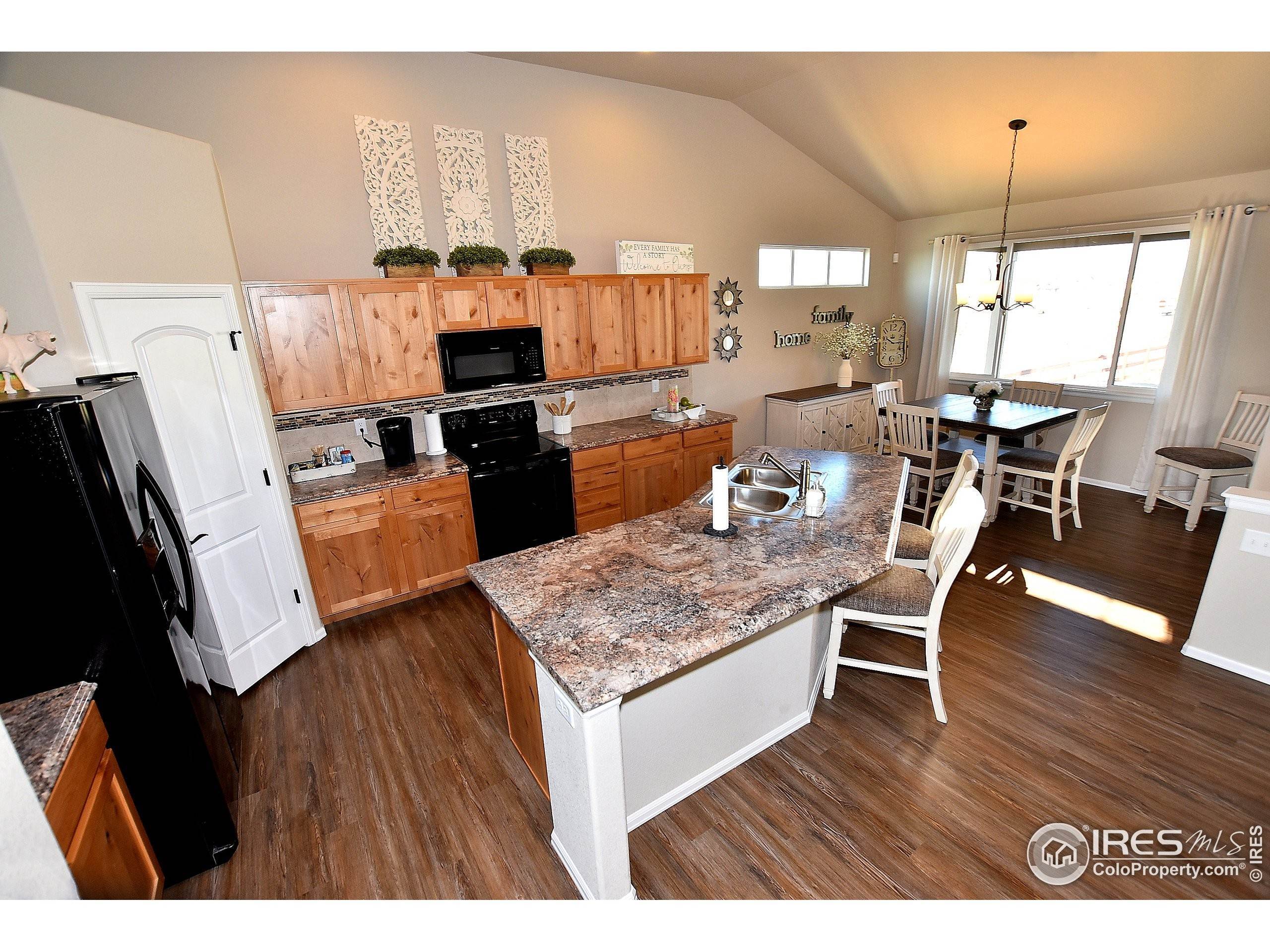 16. Single Family Homes for Active at 932 Maplebrook Drive Windsor, Colorado 80550 United States
