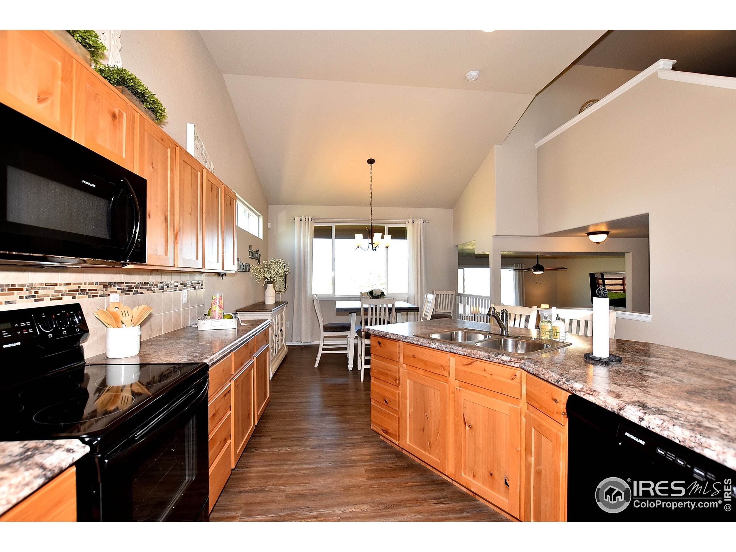 11. Single Family Homes for Active at 932 Maplebrook Drive Windsor, Colorado 80550 United States
