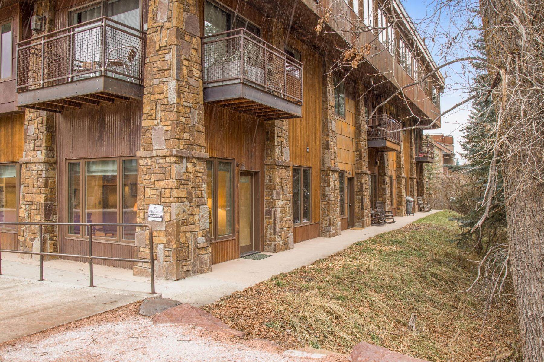 16. Condominiums for Active at 360 S Pine Street, Ghostriders #1 Telluride, Colorado 81435 United States