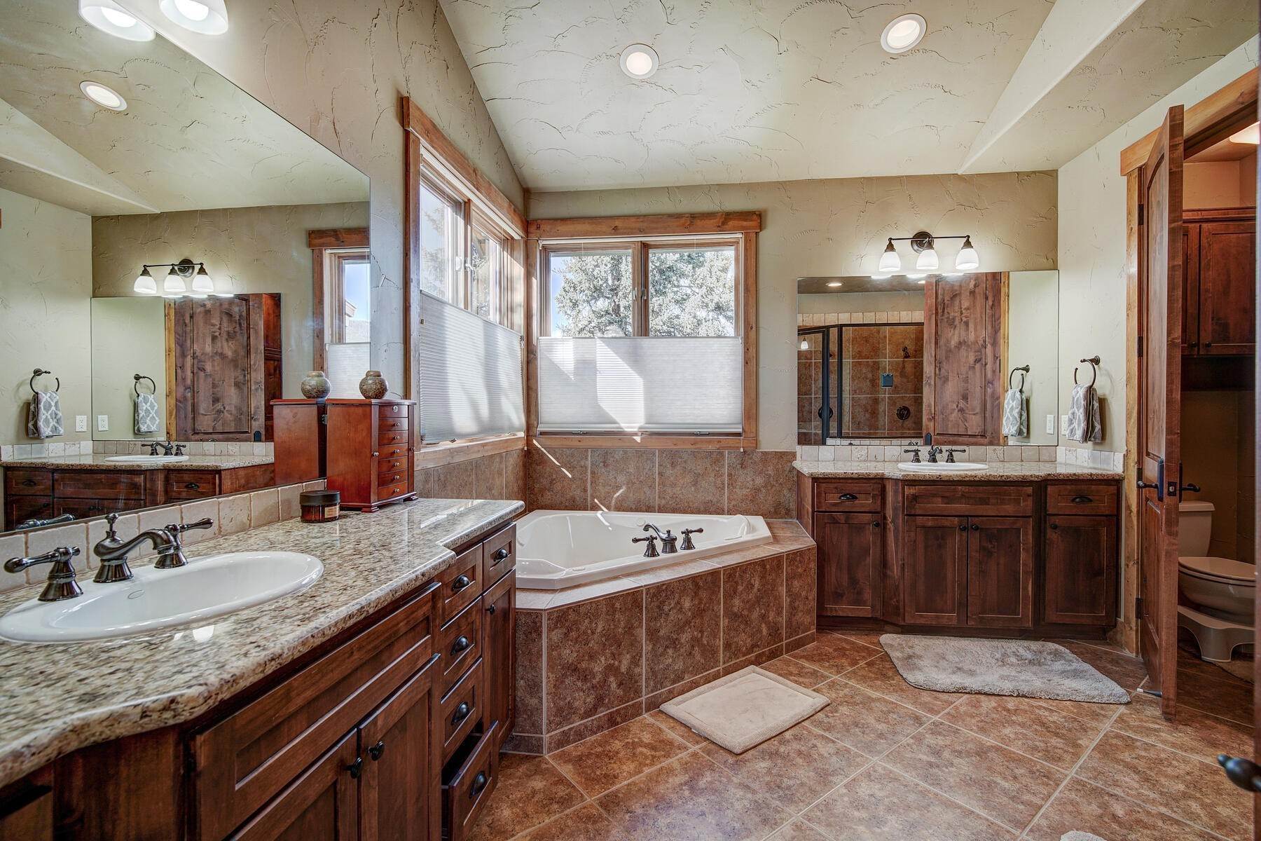 19. Single Family Homes for Active at 86 Canyon View Court Dillon, Colorado 80435 United States
