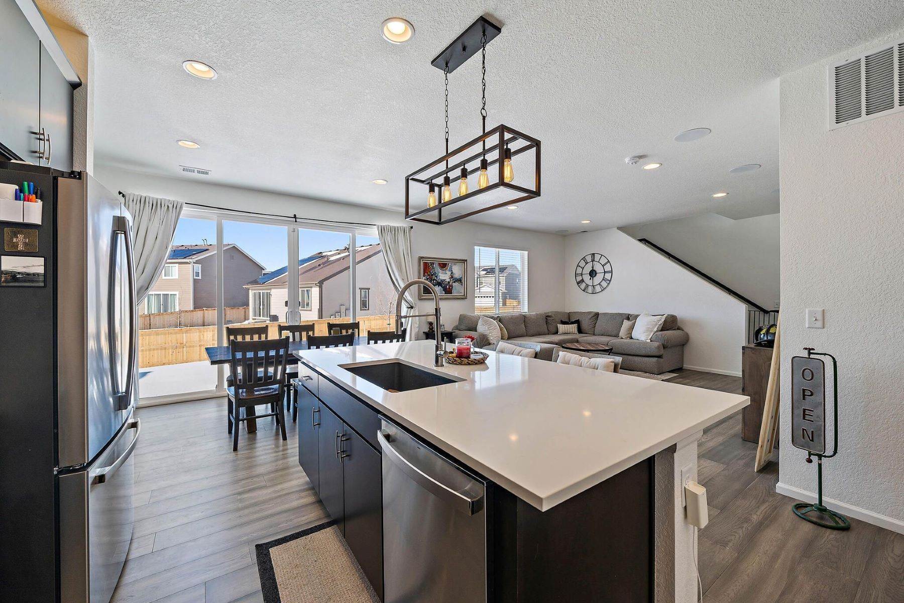 7. Single Family Homes for Active at Beautiful 2-story home in the desirable Sky Ranch subdivision! 989 N Undergrove Way Aurora, Colorado 80018 United States