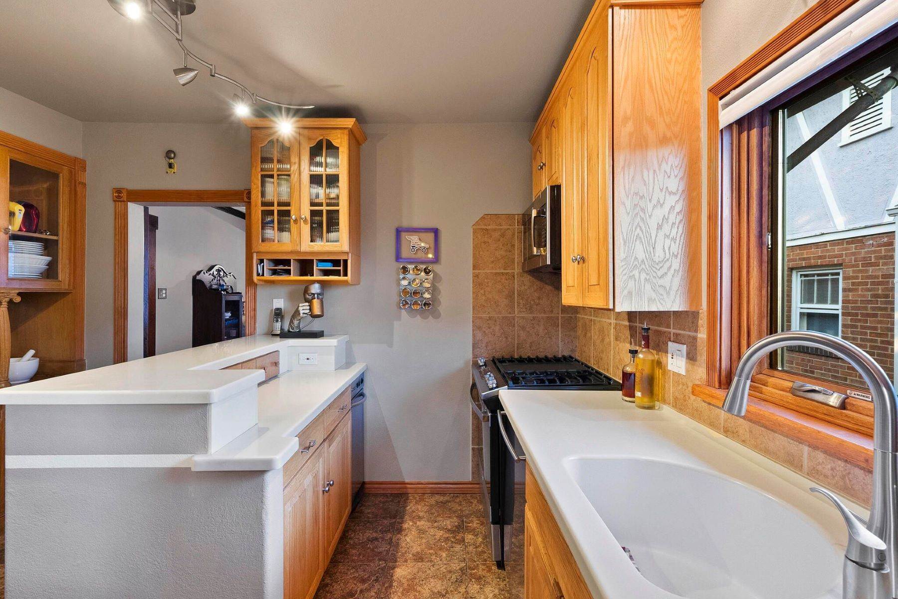 19. Single Family Homes for Active at Quintessentially craftsman style, this 1920 bungalow enthralls from first glance 333 S Clarkson Street Denver, Colorado 80209 United States
