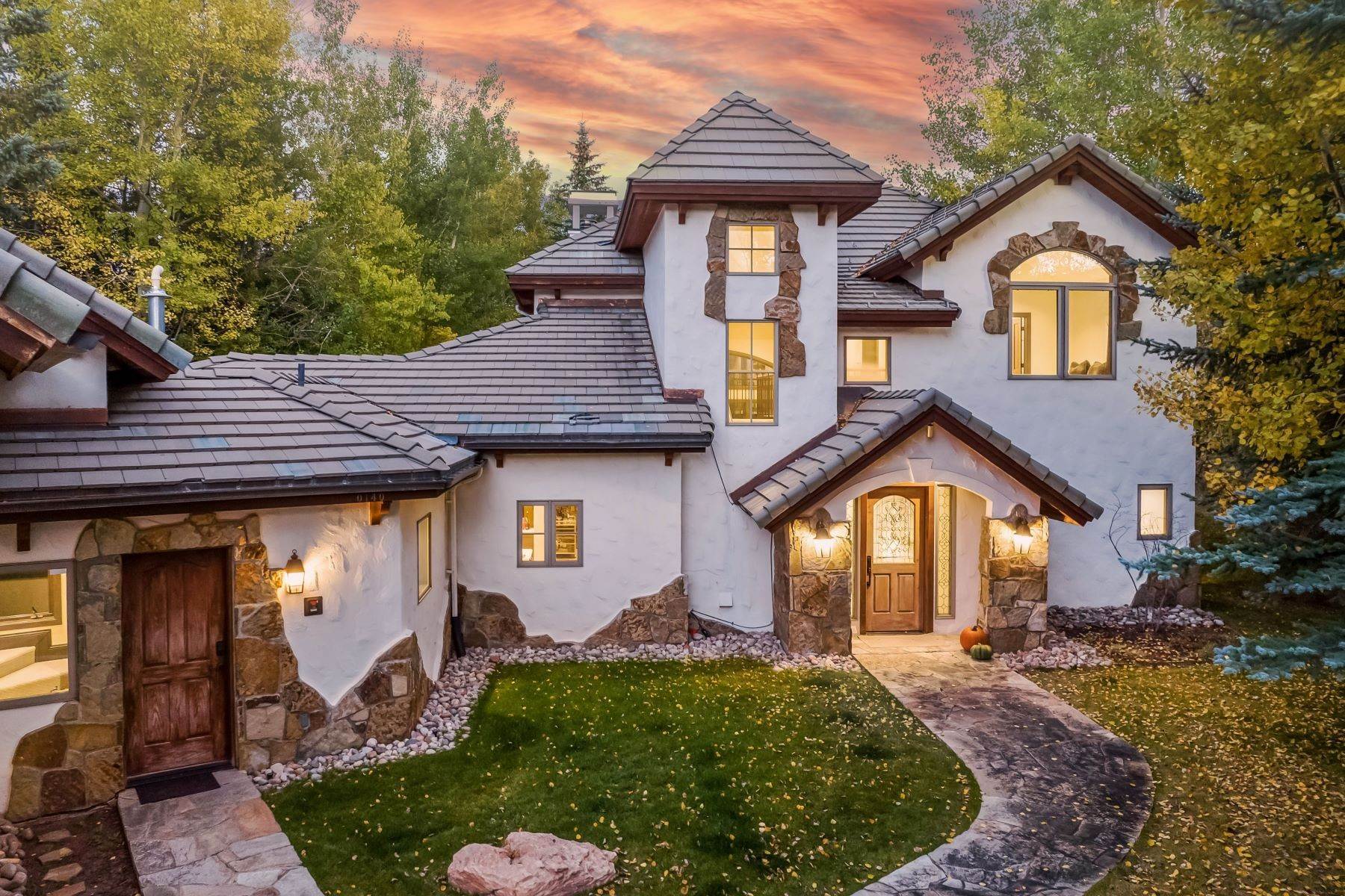 3. Single Family Homes for Active at Beautifully updated residence 140 Alcazar Drive Edwards, Colorado 81632 United States