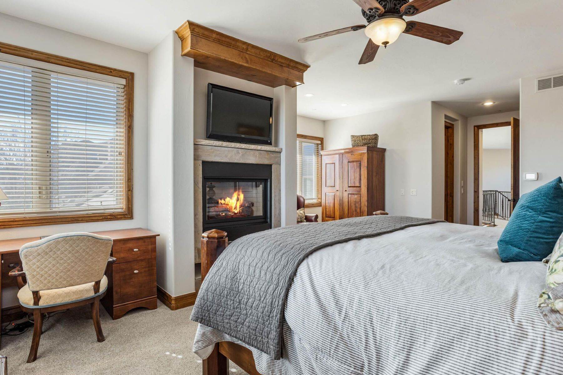 19. Single Family Homes for Active at Mountain modern meets Colorado chic! 1176 Buffalo Ridge Road Castle Pines, Colorado 80108 United States