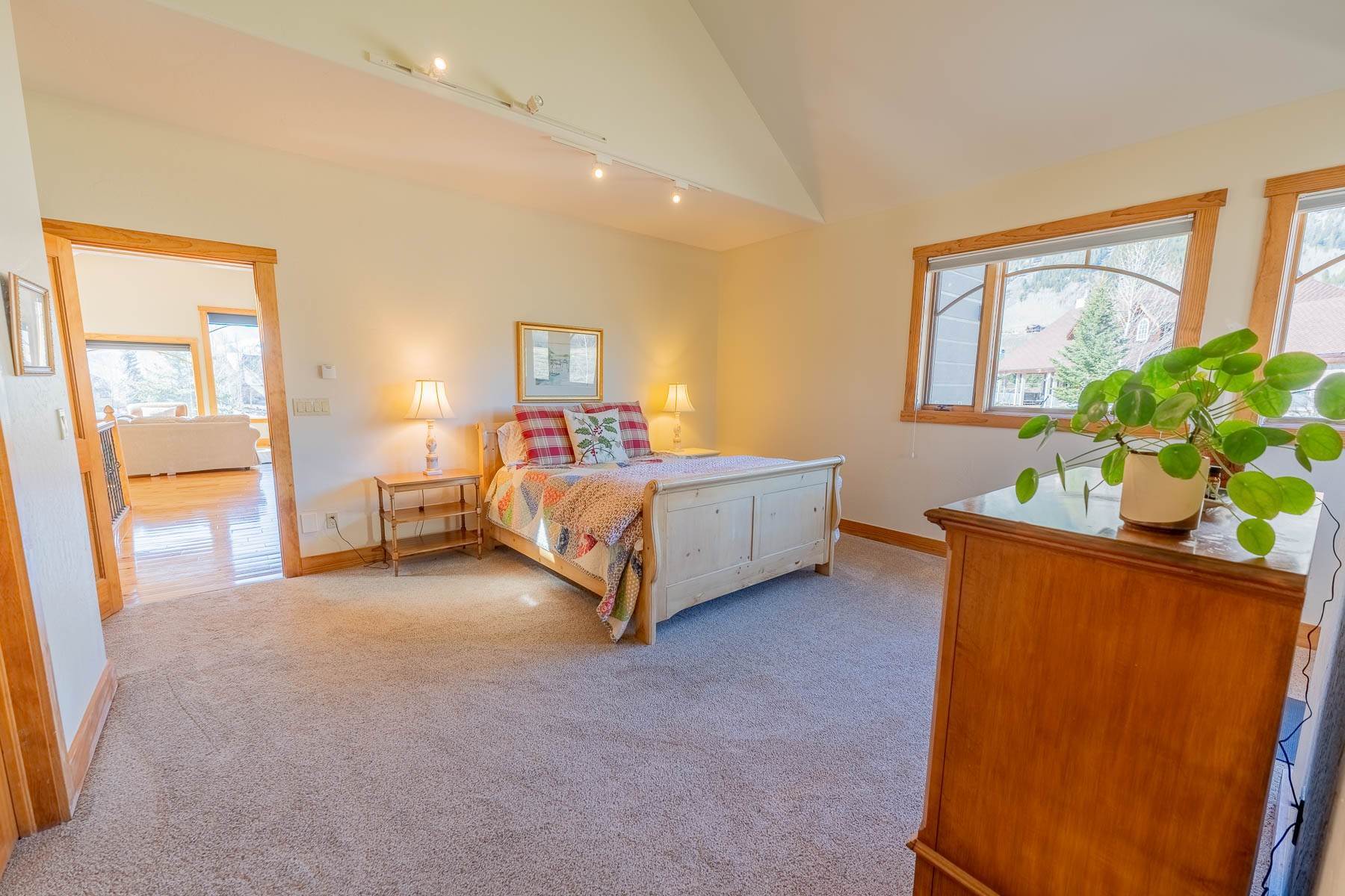 18. Single Family Homes for Active at 92 W Silver Sage Drive, Crested Butte, CO 81224 92 W Silver Sage Drive Crested Butte, Colorado 81224 United States