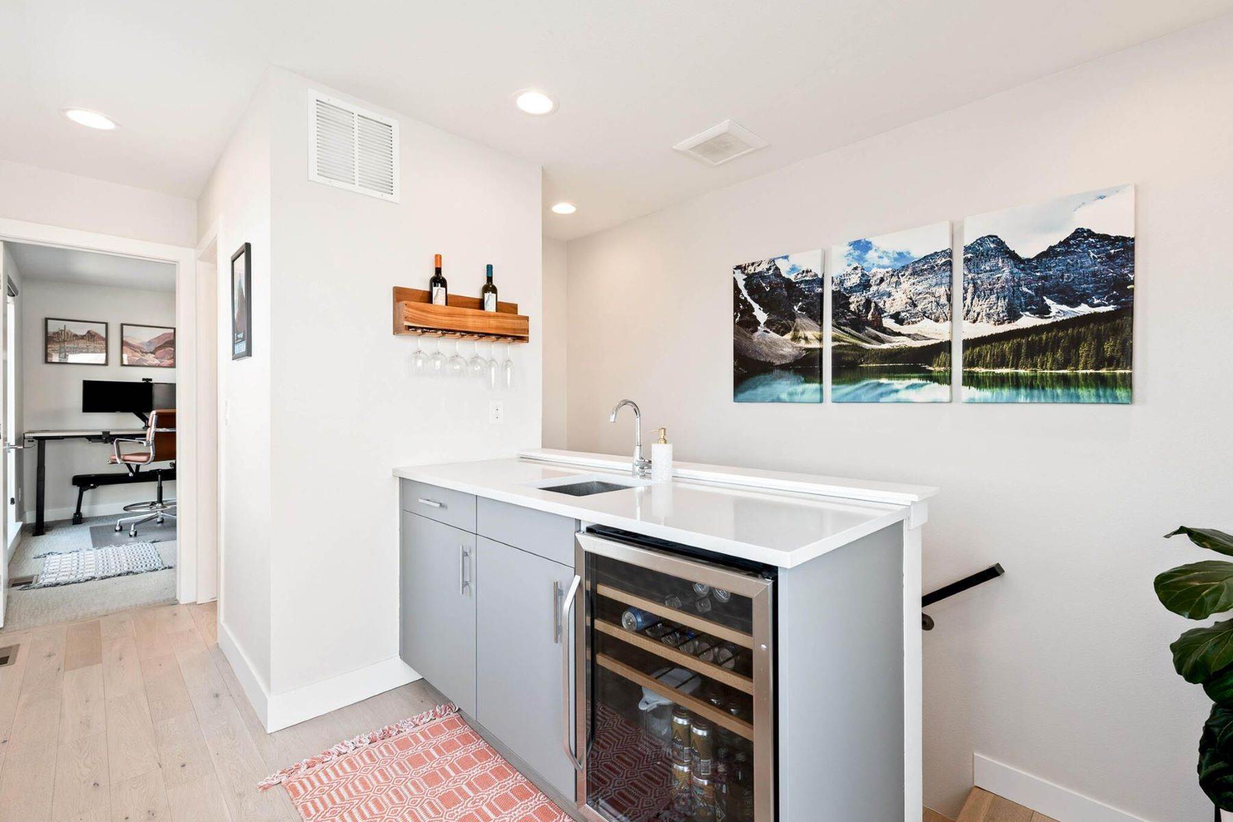 29. Multi-Family Homes for Active at 3BR Mountain View Rooftop 1430 Knox Court Denver, Colorado 80204 United States