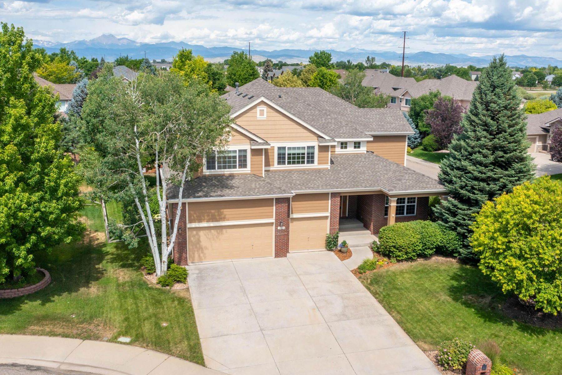 40. Single Family Homes for Active at Open, Sunny Home on a Corner Lot 2013 Prestwick Court Longmont, Colorado 80504 United States