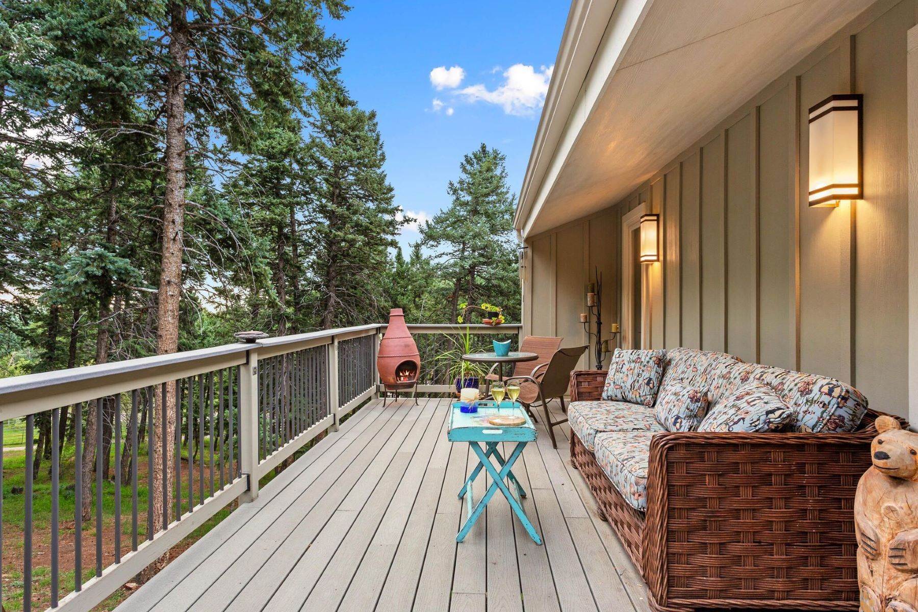 16. Single Family Homes for Active at Impeccably Upgraded on Bear Mountain! 5057 S Bear Mountain Drive Evergreen, Colorado 80439 United States
