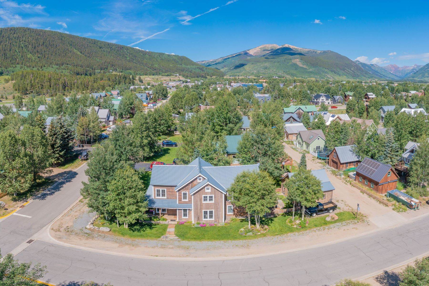 35. Single Family Homes for Active at Beautiful Corner Home in the Town of Crested Butte, CO 829 Belleview Avenue Crested Butte, Colorado 81224 United States