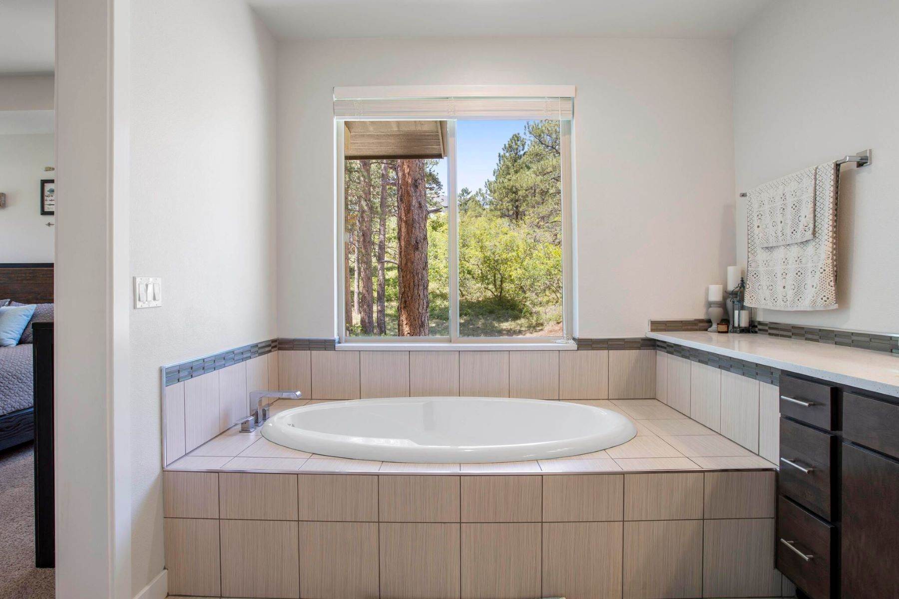 22. Single Family Homes por un Venta en Mountain modern custom home by award winning architect Michael Knorr! 602 Independence Drive Larkspur, Colorado 80118 Estados Unidos