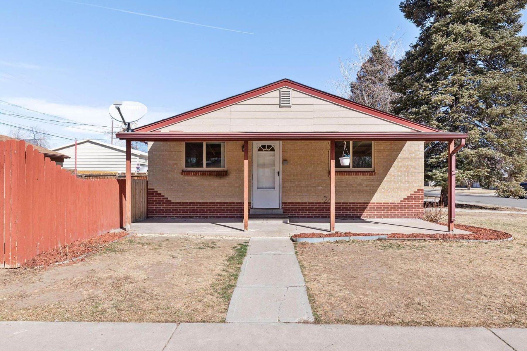 31. Single Family Homes for Active at 4-bedroom Ranch Style Home on a Large Corner Lot with Oversized Detached Garage 1591 S Chase Street Lakewood, Colorado 80232 United States