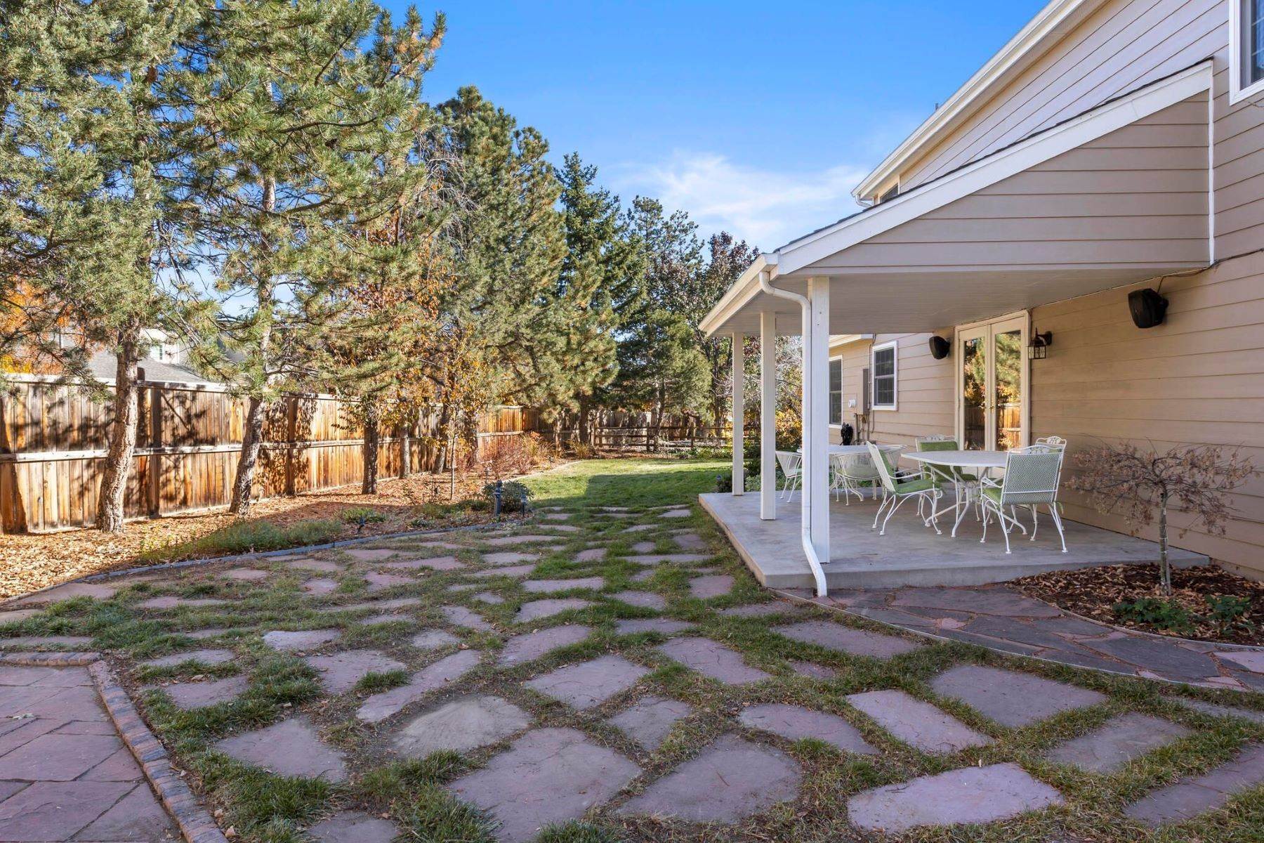 39. Single Family Homes for Active at Charming, Updated 5 Bedroom, 4 Bath Home in coveted Homestead Farm II 5631 E Kettle Place Centennial, Colorado 80112 United States