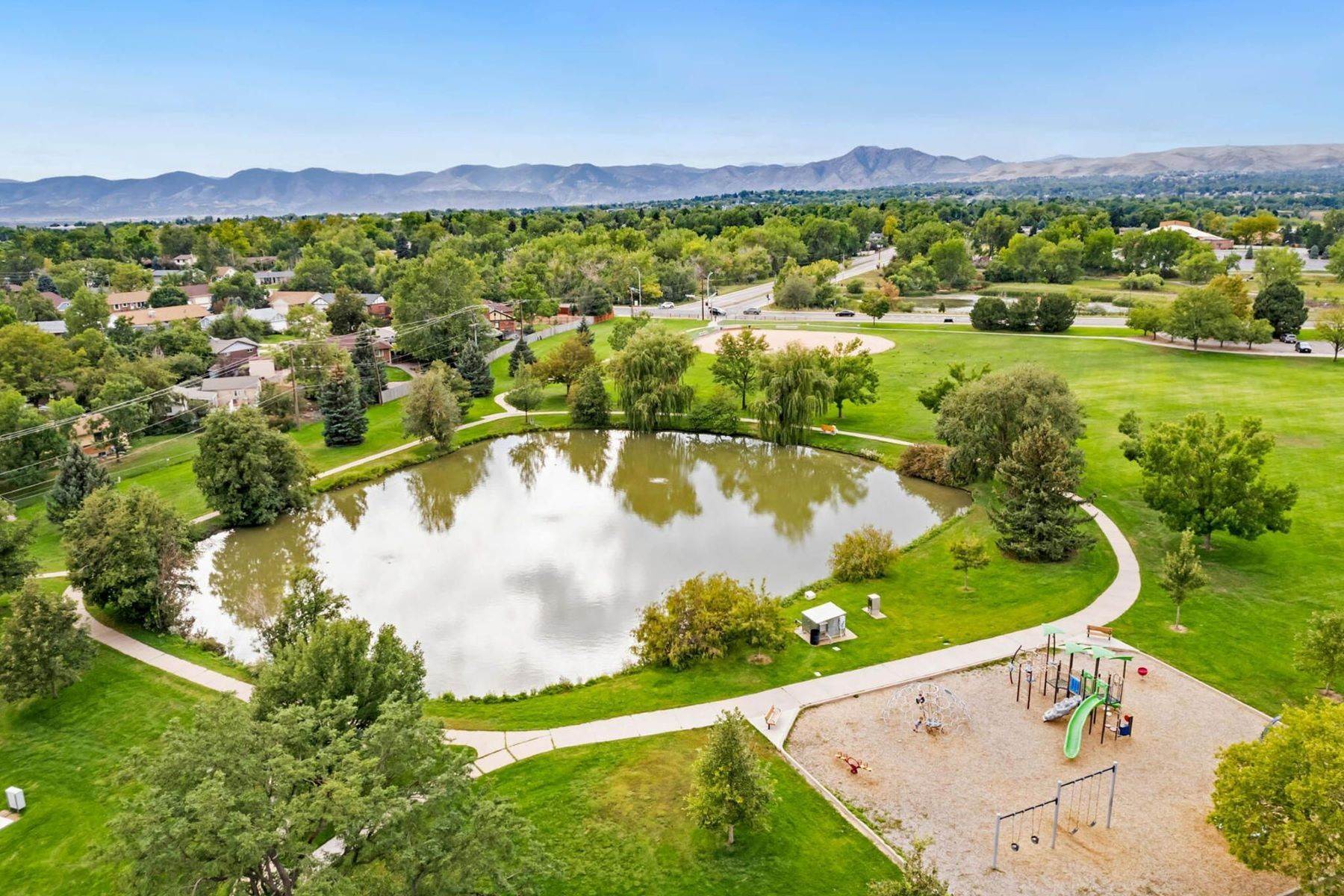 25. Multi-Family Homes for Active at Cute Townhome in the coveted Silvertree Community near Belmar 1259 S Flower Circle, Unit# D Lakewood, Colorado 80232 United States