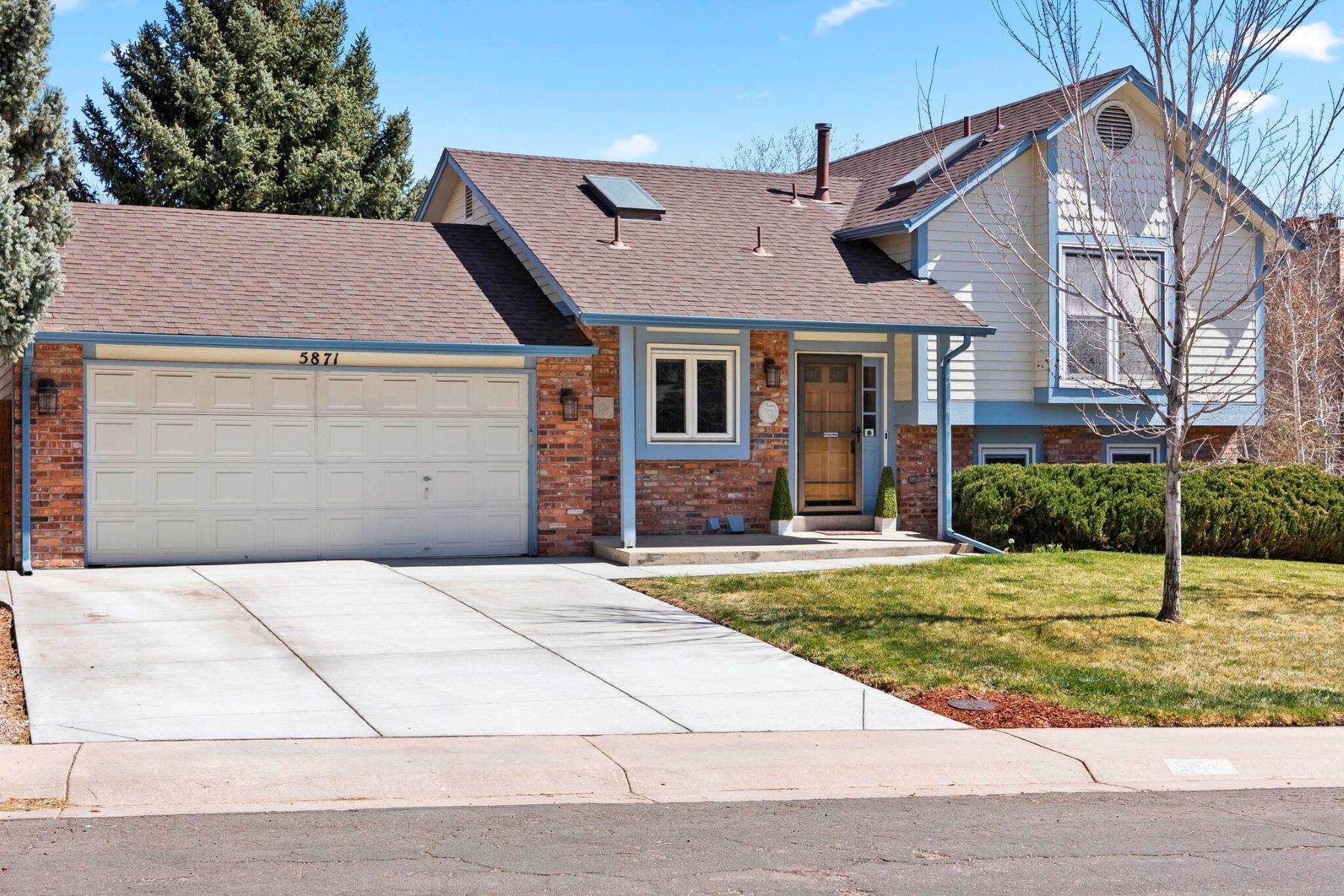 32. Single Family Homes for Active at 5871 S Lisbon Way, Centennial, CO, 80015 5871 S Lisbon Way Centennial, Colorado 80015 United States