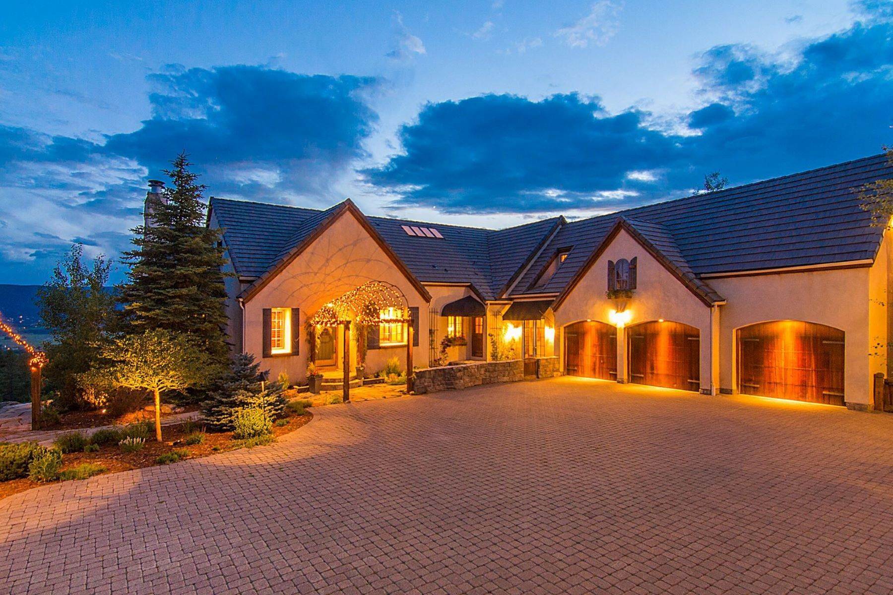 31. Single Family Homes for Active at Exquisite custom-built Chalet with captivating Front Range/Mountain views! 5074 S Perry Park Road Sedalia, Colorado 80135 United States