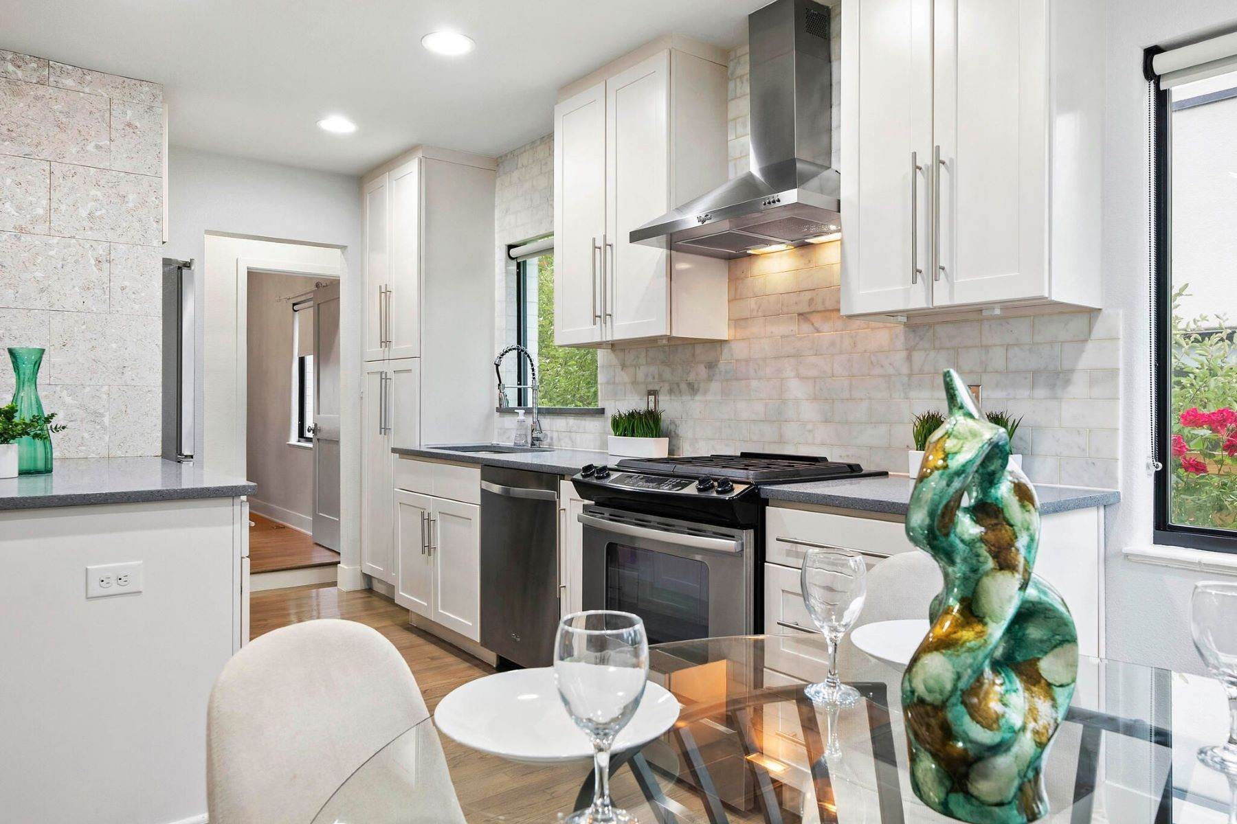 16. Single Family Homes for Active at Exquisitely reimagined, completely remodeled 1020 Bonnie Brae Boulevard Denver, Colorado 80209 United States